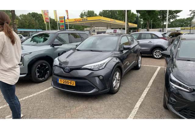 Toyota C-HR (2022) thumbnail 1
