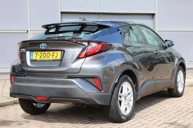 Toyota C-HR (2022) thumbnail 2