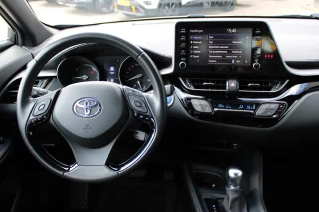 Toyota C-HR (2022) thumbnail 3