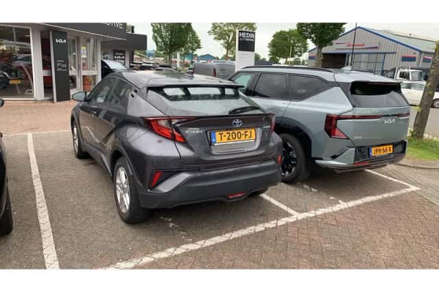 Toyota C-HR (2022) thumbnail 3
