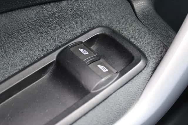 Ford Fiesta (2012) thumbnail 16
