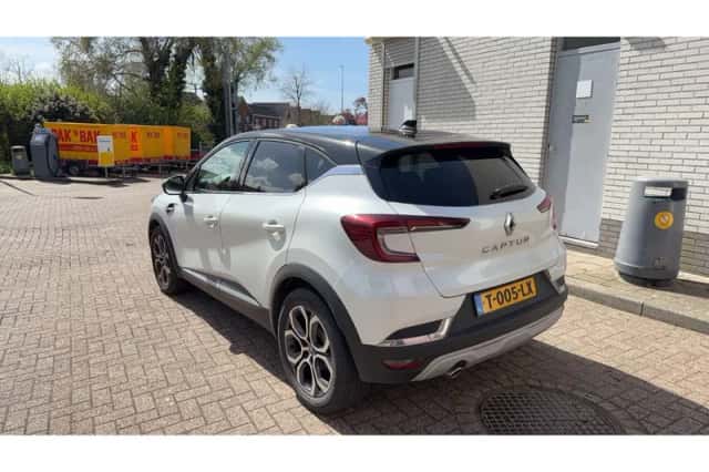 Renault Captur (2021) thumbnail 3