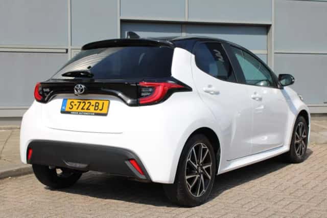 Toyota Yaris (2021) thumbnail 2
