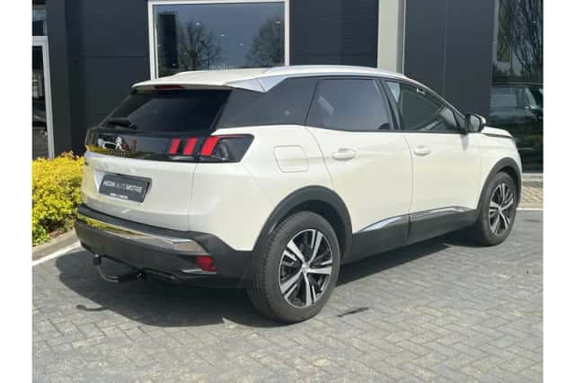 Peugeot 3008 (2018) thumbnail 2