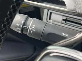 Peugeot 3008 (2018) thumbnail 12