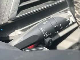 Peugeot 3008 (2018) thumbnail 13