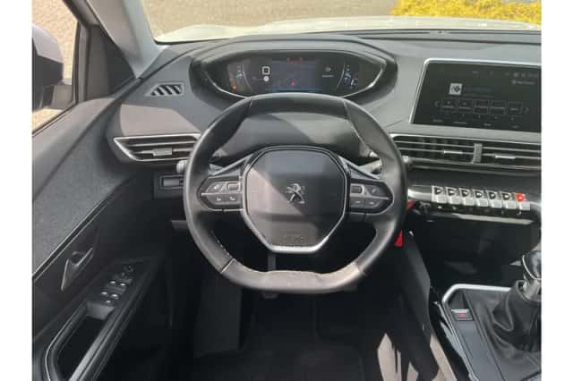 Peugeot 3008 (2018) thumbnail 3