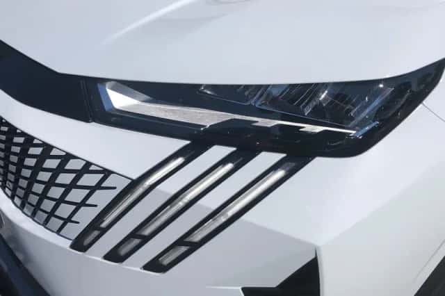 Peugeot e-3008 (2025) thumbnail 2