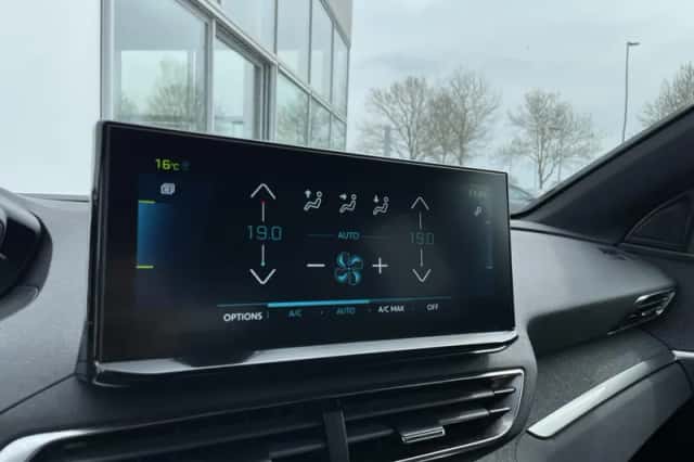 Peugeot 3008 (2023) thumbnail 7