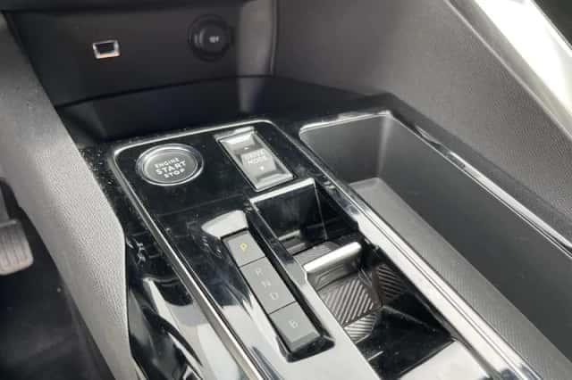 Peugeot 3008 (2023) thumbnail 8