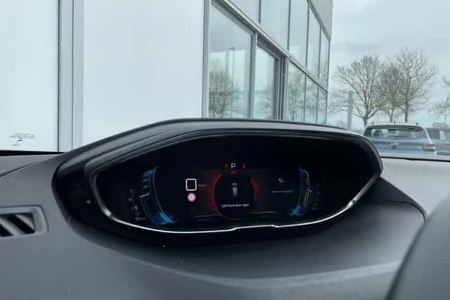 Peugeot 3008 (2023) thumbnail 9