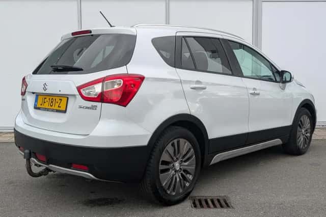 Suzuki S-Cross (2016) thumbnail 4