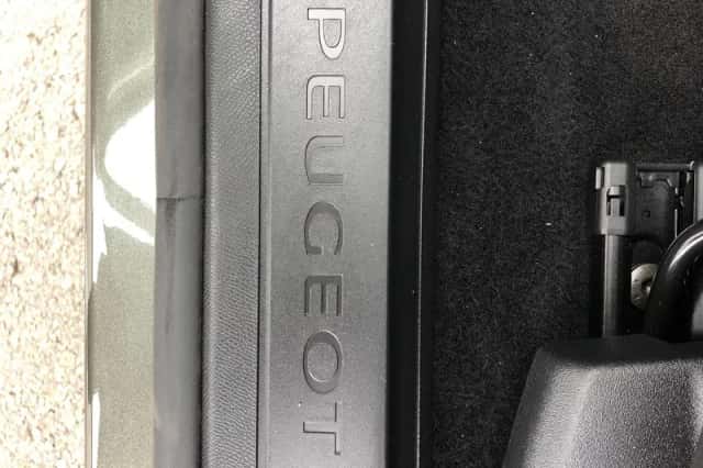 Peugeot 3008 (2021) thumbnail 9