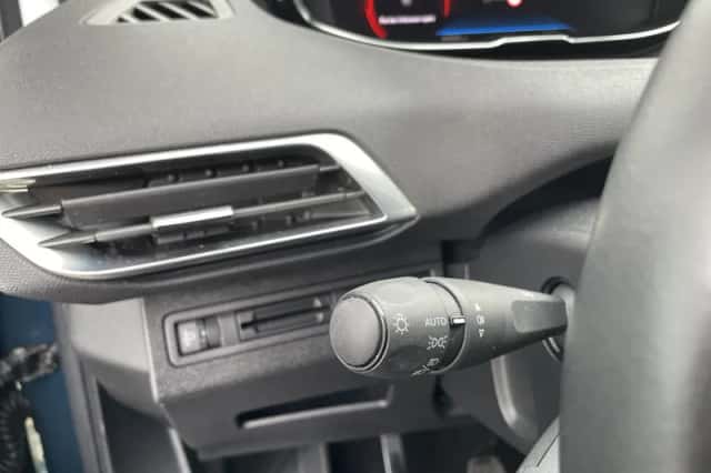 Peugeot 3008 (2021) thumbnail 21