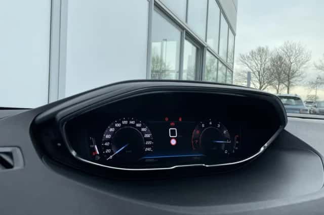 Peugeot 3008 (2021) thumbnail 25