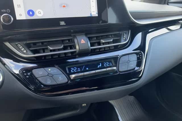 Toyota C-HR (2024) thumbnail 8