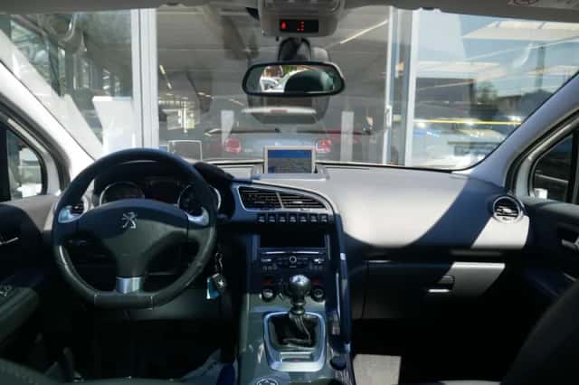 Peugeot 3008 (2015) thumbnail 3