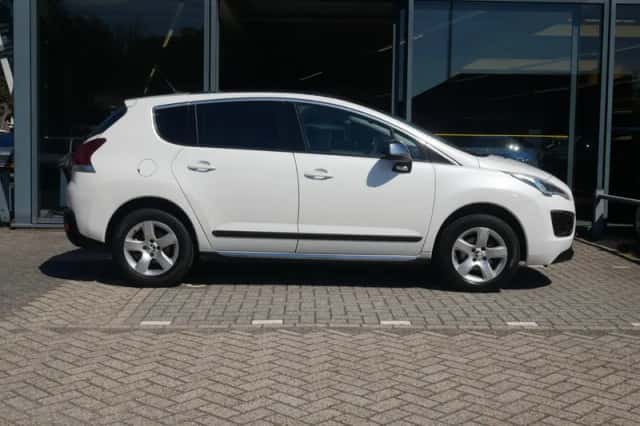 Peugeot 3008 (2015) thumbnail 6