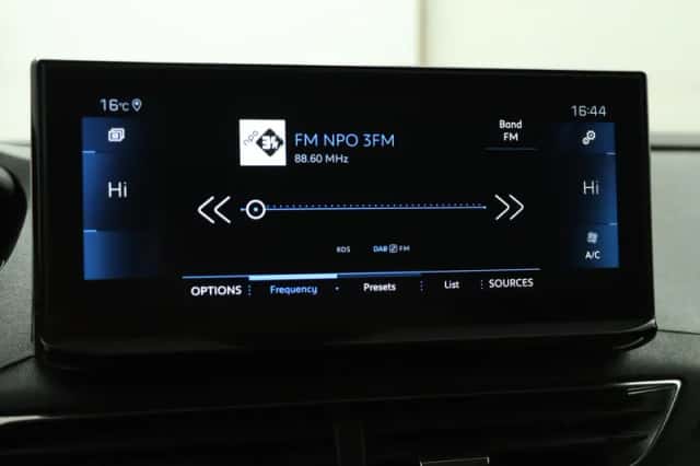 Peugeot 3008 (2022) thumbnail 6