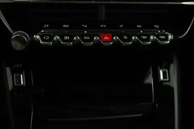 Peugeot 2008 (2023) thumbnail 6