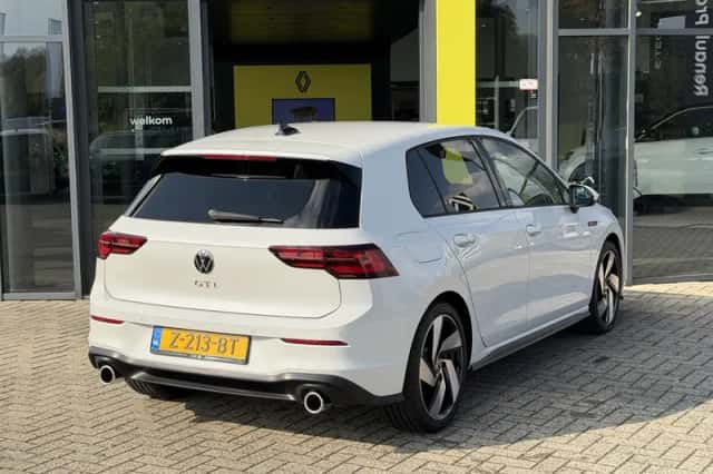 Volkswagen Golf (2024) thumbnail 2