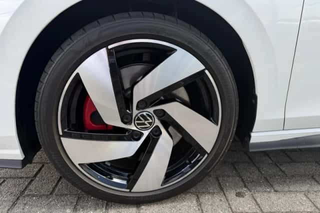 Volkswagen Golf (2024) thumbnail 5
