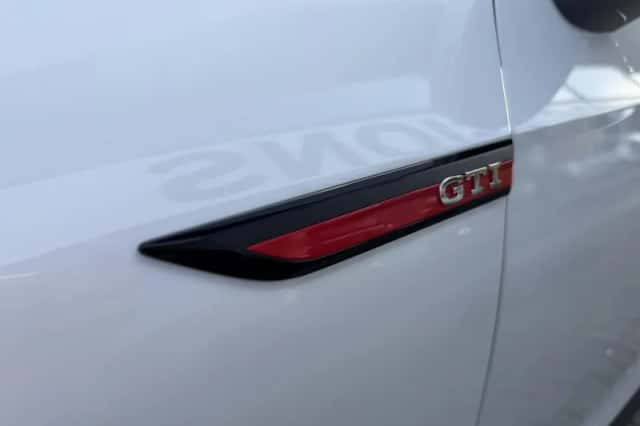 Volkswagen Golf (2024) thumbnail 6