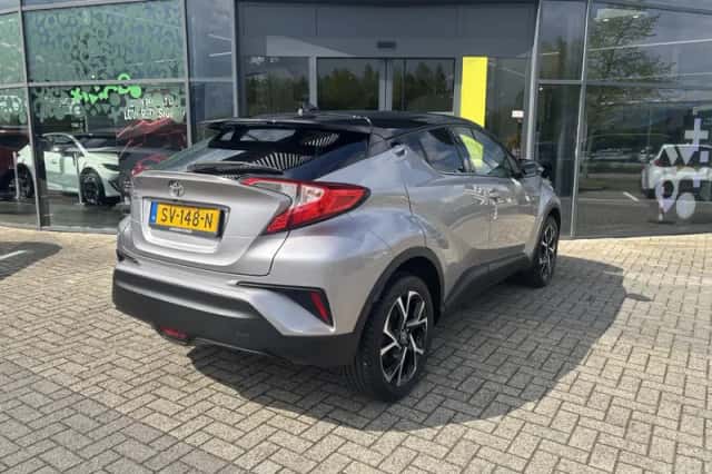 Toyota C-HR (2018) thumbnail 2