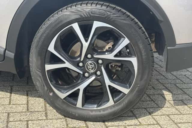 Toyota C-HR (2018) thumbnail 6