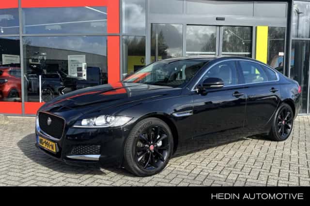 Jaguar XF (2017) thumbnail 1