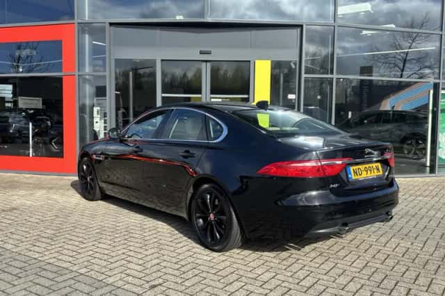 Jaguar XF (2017) thumbnail 2