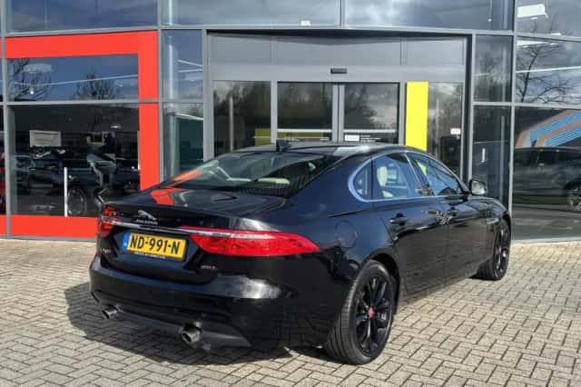 Jaguar XF (2017) thumbnail 3