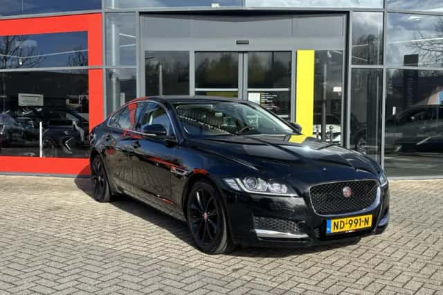 Jaguar XF (2017) thumbnail 4