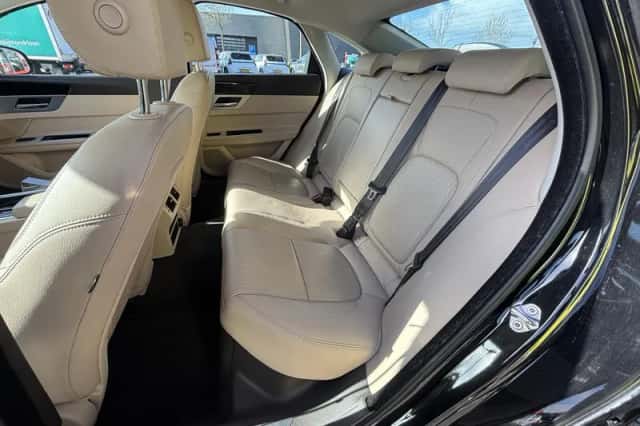 Jaguar XF (2017) thumbnail 5