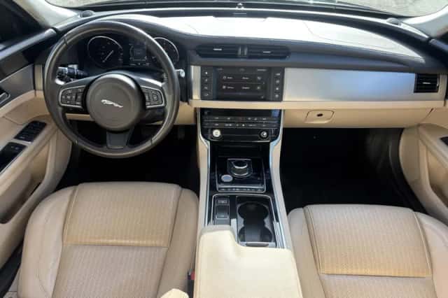 Jaguar XF (2017) thumbnail 6