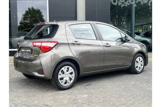 Toyota Yaris (2017) thumbnail 2