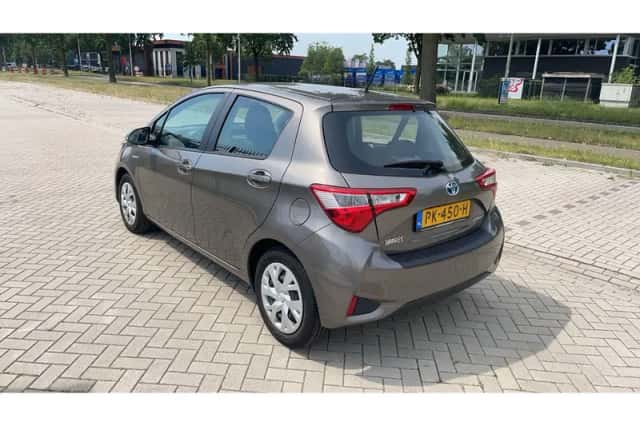 Toyota Yaris (2017) thumbnail 2