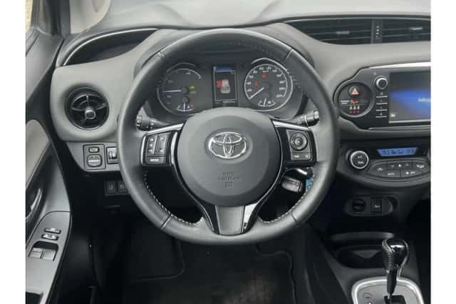 Toyota Yaris (2017) thumbnail 3