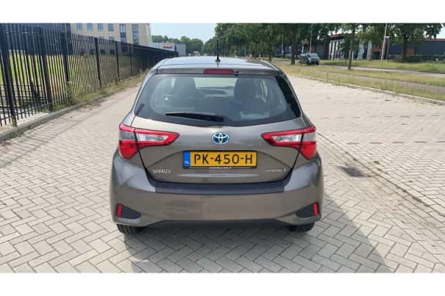 Toyota Yaris (2017) thumbnail 3