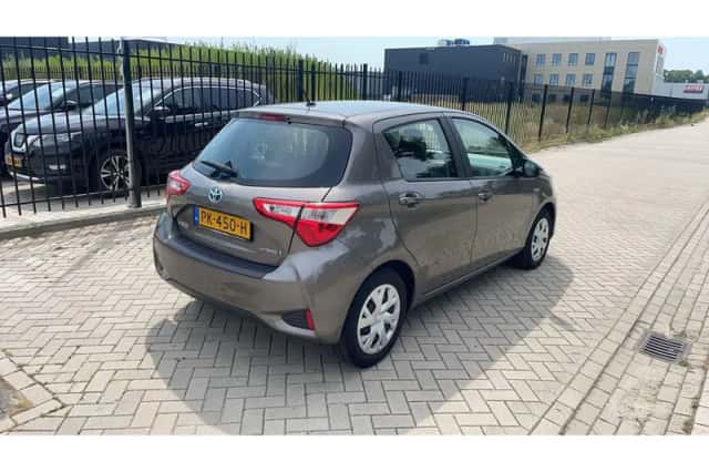 Toyota Yaris (2017) thumbnail 4