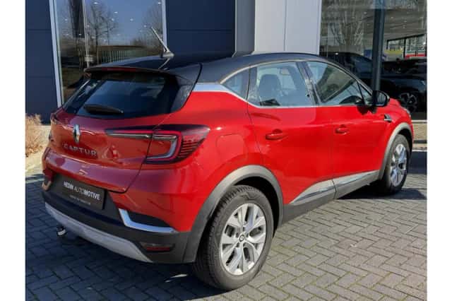 Renault Captur (2022) thumbnail 2