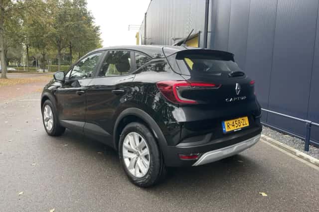 Renault Captur (2022) thumbnail 2