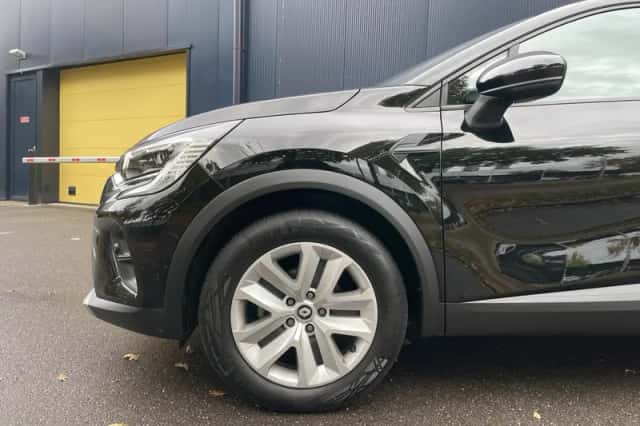 Renault Captur (2022) thumbnail 4