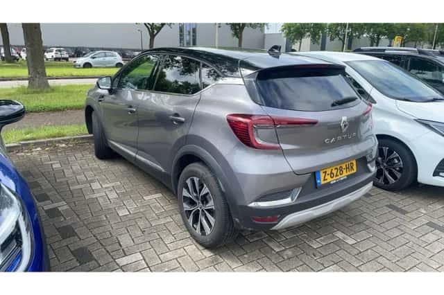 Renault Captur (2023) thumbnail 2