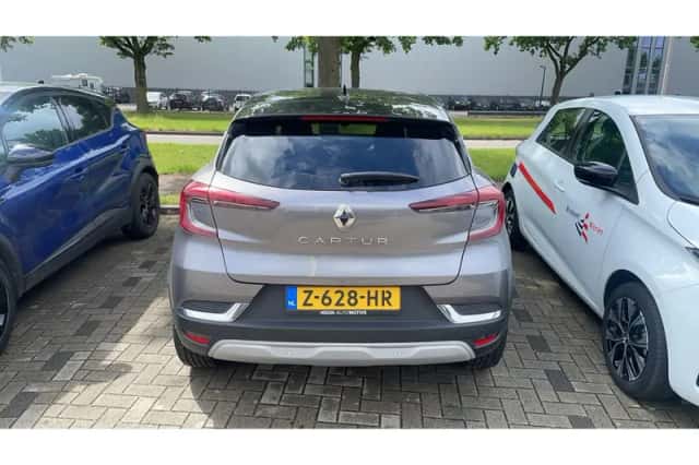 Renault Captur (2023) thumbnail 3