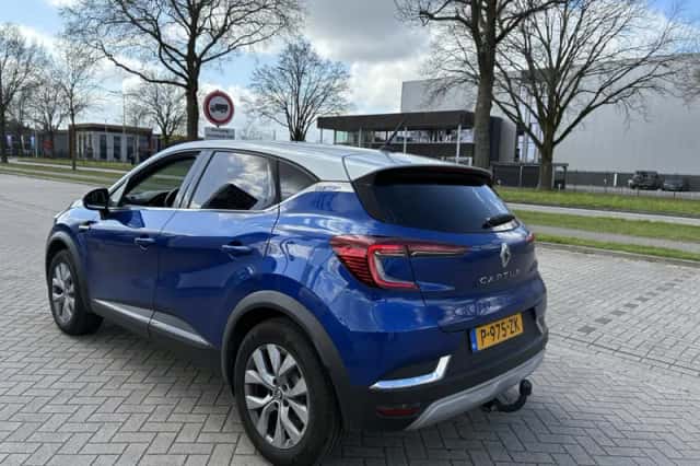Renault Captur (2022) thumbnail 2