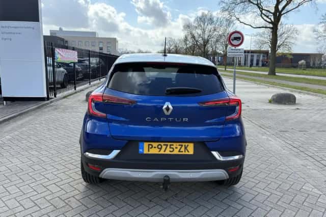 Renault Captur (2022) thumbnail 3