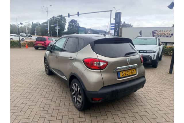 Renault Captur (2015) thumbnail 2