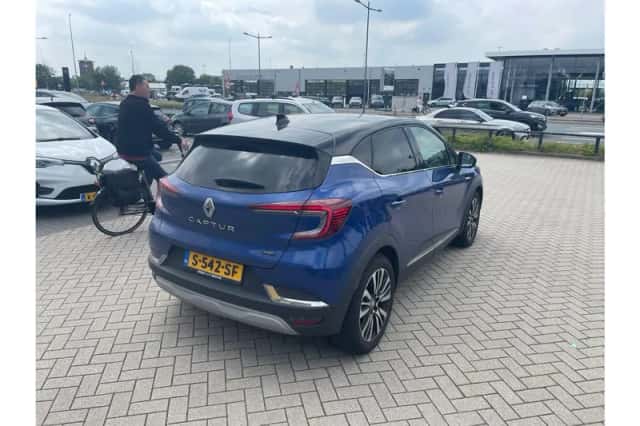 Renault Captur (2023) thumbnail 3