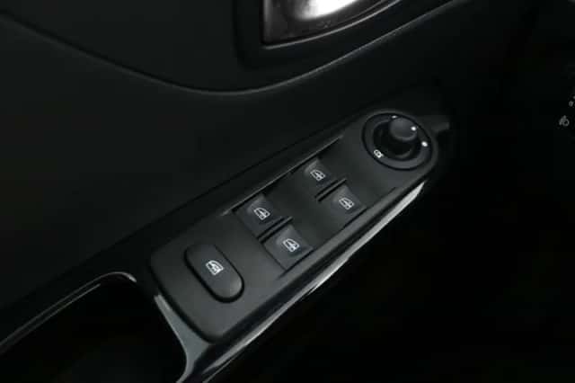 Renault Captur (2017) thumbnail 25